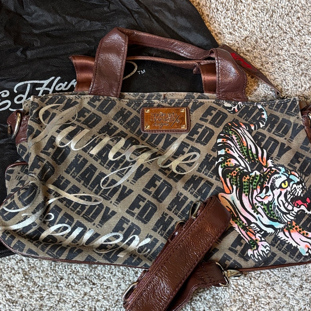 Ed Hardy Jungle Fever tiger purse
Comes with dust bag and shoulder strap